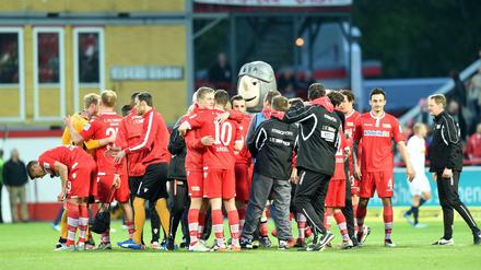 Die Mannschaft von Union Berlin feiert nach dem Schlusspfiff ihren 1:0 Sieg.