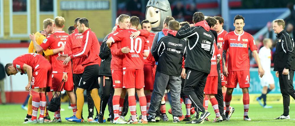 Die Mannschaft von Union Berlin feiert nach dem Schlusspfiff ihren 1:0 Sieg.