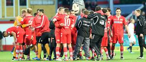 Die Mannschaft von Union Berlin feiert nach dem Schlusspfiff ihren 1:0 Sieg.