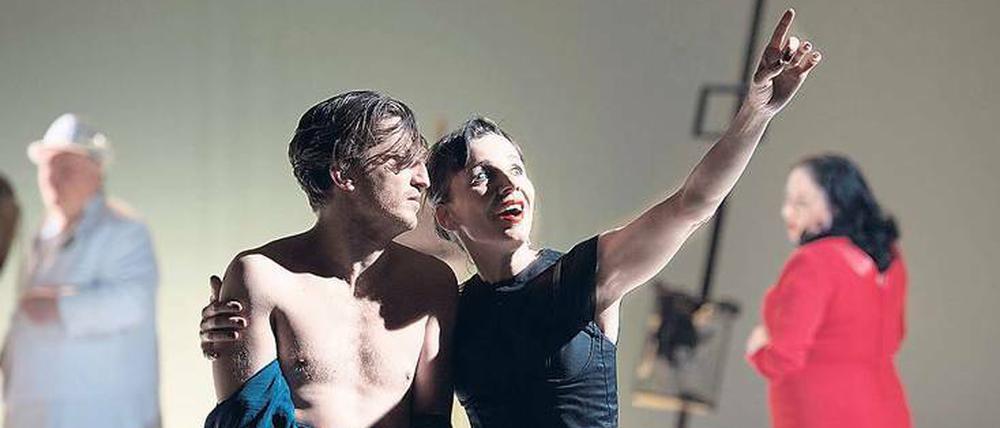 Urenergetisch. Christopher Nell und Meret Becker, die kurzfristig für Regina Fritsch eingesprungen ist.