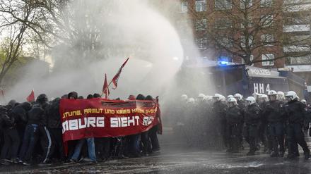 Wasserwerfer-Einsatz in Hamburg.