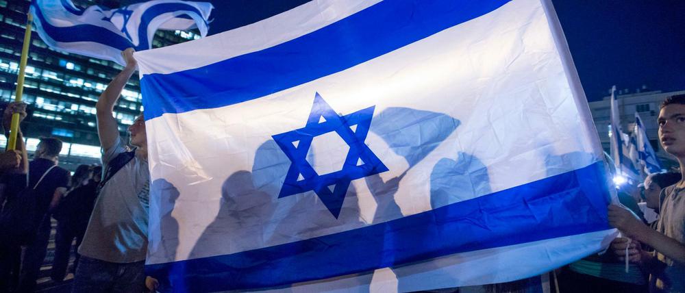 Israelis demonstrieren in Tel Aviv. 