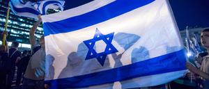 Israelis demonstrieren in Tel Aviv. 