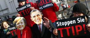 Proteste gegen TTIP. Durch die Veröffentlichung geheim gehaltener US-Forderungen hat die Debatte über das Freihandelsabkommen einen neuen Schub bekommen. 