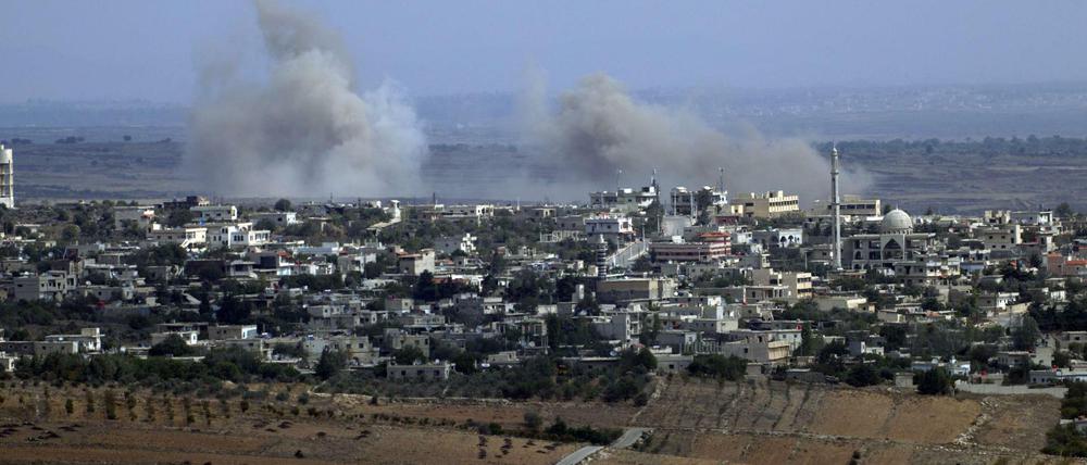 Ein auf den Golan-Höhen aufgenommenes Foto zeigt das syrische Dorf Jubata al-Khashab nach einem Helikopter-Angriff der syrischen Armee. 
