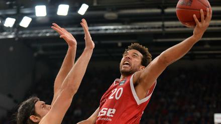 Bambergs Elias Harris springt zum Korbwurf ab gegen Kresimir Loncar von Alba Berlin (links). 