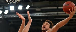 Bambergs Elias Harris springt zum Korbwurf ab gegen Kresimir Loncar von Alba Berlin (links).