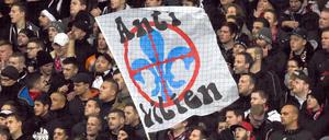 ARCHIV - Fußball Bundesliga 15. Spieltag: Eintracht Frankfurt - SV Darmstadt 98 am 06.12.2015 in Frankfurt am Main (Hessen). Die Frankfurter Ultras schwenken eine Fahne mit der Aufschrift «Anti Lilien».