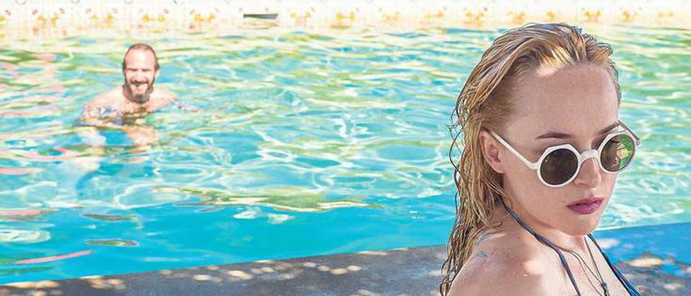 Sexy Troubleshooter in der Ferienvilla. Harry (Ralph Fiennes) mit Töchterchen Penelope (Dakota Johnson).