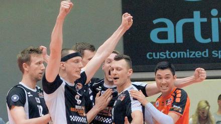 Glücklich und erschöpft waren die Volleys nach dem 3:2-Sieg.