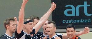 Glücklich und erschöpft waren die Volleys nach dem 3:2-Sieg.