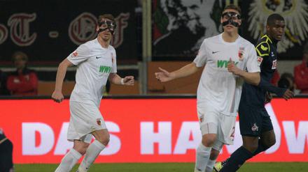 Maskenball. Augsburgs Markus Feulner (l) und Dominik Kohr spielten beide mit Gesichtsschutz.