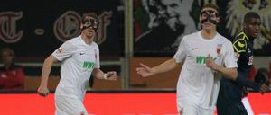 Maskenball. Augsburgs Markus Feulner (l) und Dominik Kohr spielten beide mit Gesichtsschutz.