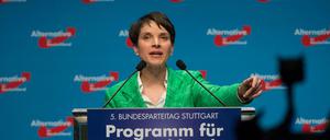 Die AfD-Parteivorsitzende Frauke Petry spricht beim 5. AfD Bundesparteitag in Stuttgart.