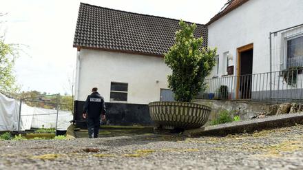 Eine Mitarbeiterin des Landeskriminalamtes am Mittwoch in Höxter (Nordrhein-Westfalen) in der Einfahrt zum Haus eines Ehepaares, das jahrelang Frauen gequält haben soll.