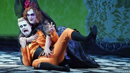 Don Giovanni liegt unter den Füßen von Donna Elvira.