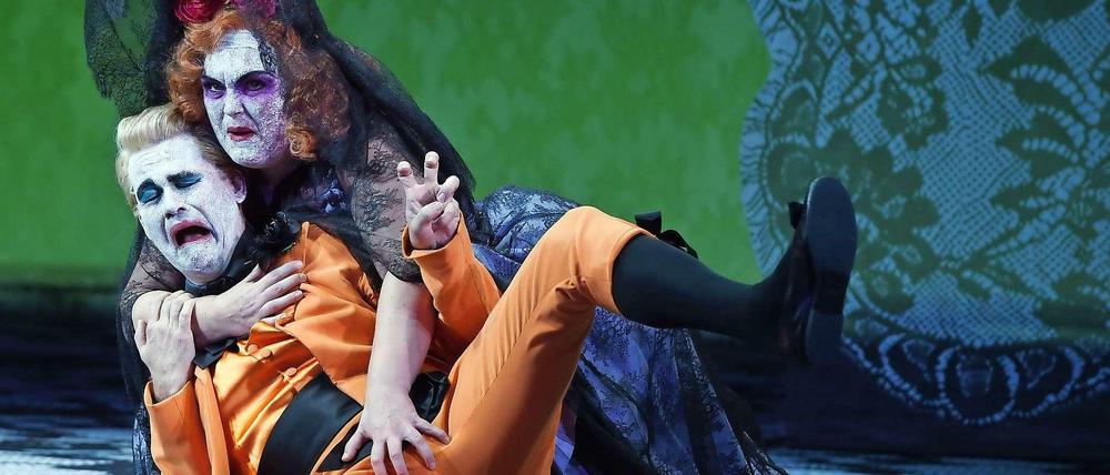 Don Giovanni liegt unter den Füßen von Donna Elvira.