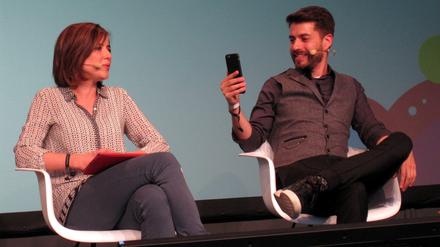 "heute plus"-Moderator Daniel Bröckerhoff streamt die Diskussion mit seiner Kollegin Eva Maria Lemke live via Periscope.