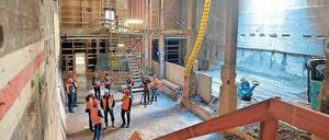 Doppelstöckig. Der alte Tunnel der U 5 ist so hoch, dass die Züge hier später auf der oberen Etage in den Bahnhof Berliner Rathaus fahren können; unten geht es dann in eine Abstellanlage.