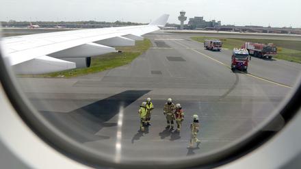 Feuerwehrleute begutachten das Regierungsflugzeug, mit dem Bundesaußenminister Steinmeier auf dem Weg zu einem Besuch in Mali und Niger waren.