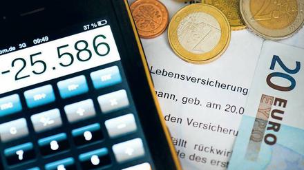 Weniger sicher: Der Garantiezins sinkt seit Jahren. Viele Versicherungsunternehmen setzen auf neue, flexiblere Tarife.
