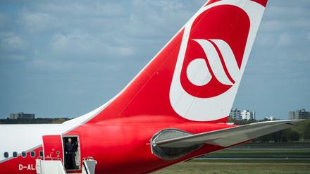 Ein Crewmitglied von Air Berlin steht am 20.04.2016 am Flughafen Berin-Tegel in der Tür eines Air-Berlin-Flugzeugs. 