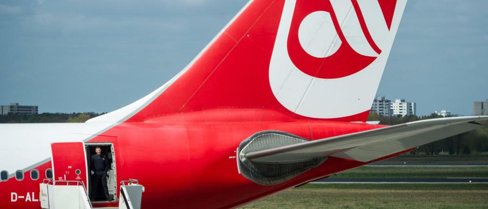 Ein Crewmitglied von Air Berlin steht am 20.04.2016 am Flughafen Berin-Tegel in der Tür eines Air-Berlin-Flugzeugs.