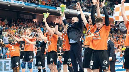 Zum Abheben. Trainer Roberto Serniotti (Mitte) genoss offensichtlich den Jubel mit den Spielern der BR Volleys – Fortsetzungen wären deshalb gerne erwünscht.