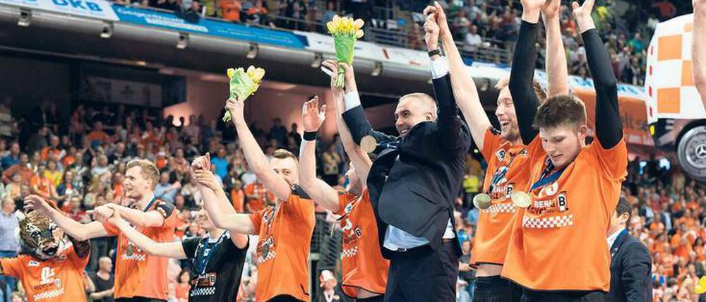 Zum Abheben. Trainer Roberto Serniotti (Mitte) genoss offensichtlich den Jubel mit den Spielern der BR Volleys – Fortsetzungen wären deshalb gerne erwünscht.
