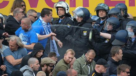 Auseinandersetzungen zwischen Polizei und Zuschauern während der Schlussphase des Spiels. Frankfurt gewinnt mit 2:1-Toren. 