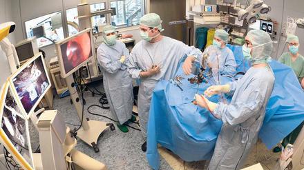 Rettender Eingriff. Moderne Operationstechnik ermöglicht eine bessere Krebschirurgie im Gehirn, wie hier an der Universitätsklinik in Leipzig. 