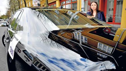 Taxi zur Kunst. Rufina Valsky kennt sich gut in der Berliner Galerienszene aus und bietet entsprechende Touren kreuz und quer durch die ganze Stadt an.
