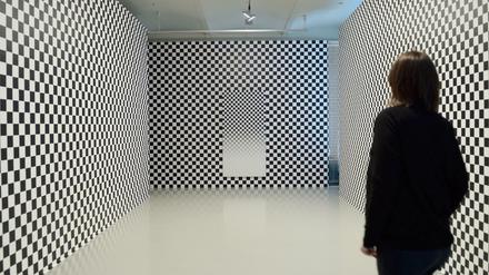 Blick in die Galerie Mehdi Chouakri mit einem Werk vonPhilippe Decrauzat. Über 50 Galerien laden zum Gallery Weekend ein. 