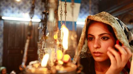 Eine Jüdin betet in der El Ghriba Synagoge auf Djerba, Tunesien. Auch Tunesien verfügt noch über eine lebendige jüdische Gemeinde und wird auch zu einem späteren zeitpunkt Länderschwerpunkt im Akademieprogramm des Jüdischen Museums Berlin.