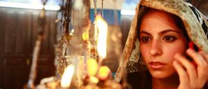 Eine Jüdin betet in der El Ghriba Synagoge auf Djerba, Tunesien. Auch Tunesien verfügt noch über eine lebendige jüdische Gemeinde und wird auch zu einem späteren zeitpunkt Länderschwerpunkt im Akademieprogramm des Jüdischen Museums Berlin.