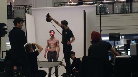 Gaben ihr letztes Hemd: Die Amateur-Models beim Foto-Shooting mit Star-Fotograf Rankin (2. v. l.).