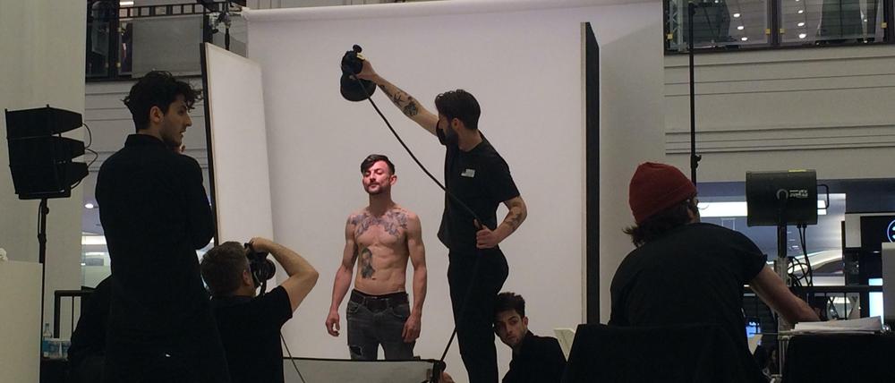 Gaben ihr letztes Hemd: Die Amateur-Models beim Foto-Shooting mit Star-Fotograf Rankin (2. v. l.).
