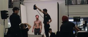 Gaben ihr letztes Hemd: Die Amateur-Models beim Foto-Shooting mit Star-Fotograf Rankin (2. v. l.).
