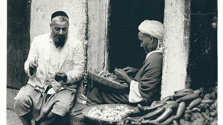 Wer ist wer? Ein Jude (mit Fez) und ein Muslim in einer Straße in Casablanca in den 1960er Jahren. Gabriel-Axel Soussan und sein Freund Claude Sitbon hatten seinerzeit vor der großen Ausreisewelle nach Israel das friedliche Zusammenleben von Juden und Muslimen in Marokko fotografiert - in dem Bewusstsein, dass diese Welt untergehen würde. Heute gibt es noch eine kleine aktive Gemeinde in Casablanca, die 1997 ein Museum zur jüdischen Kultur in Marokko gegründet hat.