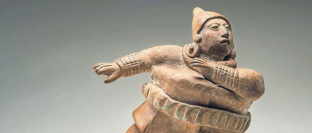 Eine Figur aus der Maya-Ausstellung im Martin-Gropius-Bau zeigt einen Ballspieler der mesoamerikanischen Spätklassik, 900 n. Chr.