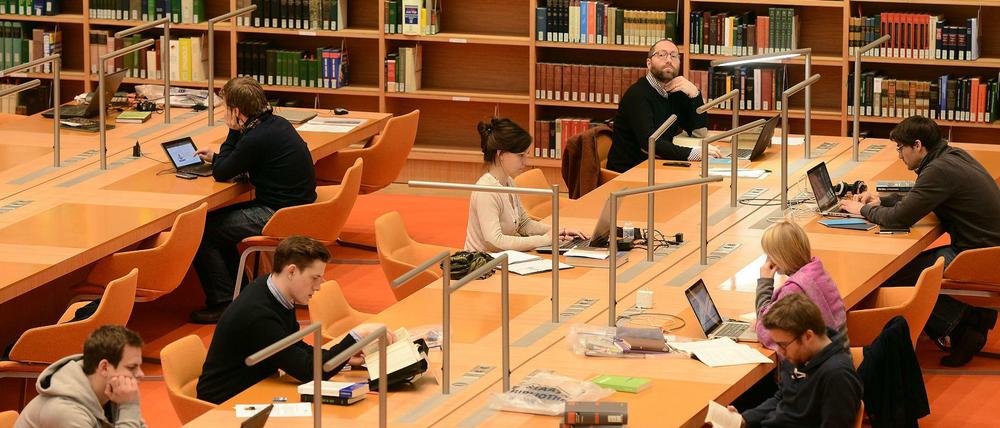 Forschende in der Berliner Staatsbibliothek Unter den Linden.