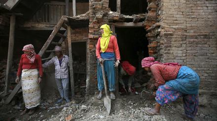 Diese Familie in Bhaktapur in Nepal versucht, ihr zerstörtes Haus wieder aufzubauen. Es dauerte bis Januar, bis das Bauministerium die neuen Regeln für die Errichtung erdbebensicherer Gebäude erlassen hatte.