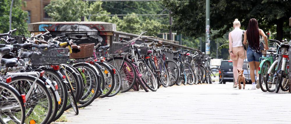 Auch für Fahrräder werden die Stellplätze knapp, hier am S-Bahnhof Prenzlauer Allee in Berlin. 