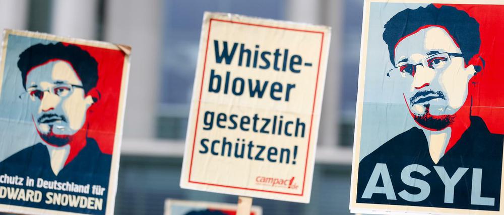 Demokratie-Aktivisten der Organisation Campact demonstrieren für den Ex-US-Geheimdienstler Edward Snowden.