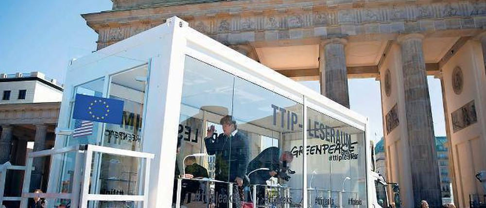 Lesesaal am Brandenburger Tor. Am Montag konnten TTIP-Interessierte die Papiere einsehen.