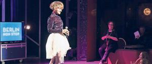 Paradiesvogel. Hedi Mohr gibt im Quatsch Comedy Club einen Vorgeschmack auf „Berlin Non Stop“.