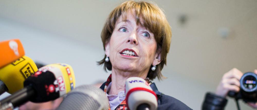 Die Oberbürgermeisterin von Köln, Henriette Reker, spricht vor dem Verhandlungssaal des Oberlandesgerichts in Düsseldorf mit Journalisten. 