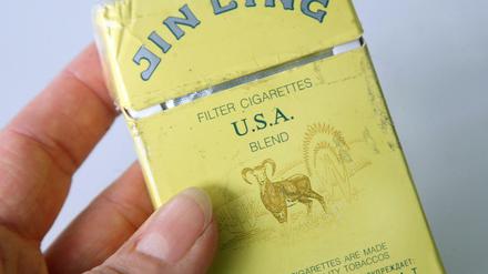 Unversteuert. Ein Beispiel für eine Packung illegal produzierter und geschmuggelter Zigaretten. 