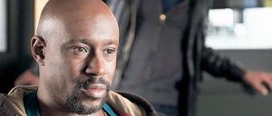 Toter Bruder. Kriegsflüchtling Théo Wangila (Jerry Kwarteng, li.) erklärt, was ihm im Kongo an Folter widerfahren ist. Kommissar Ballauf (Klaus J. Behrendt) ist fassungslos. 