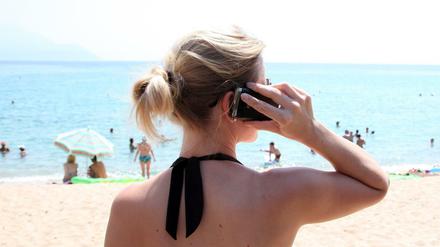 Jetzt billiger: Roaming.Gebühren für Telefonate und das Surfen im EU-Ausland sind seit diesem Wochenende billiger. 2017 sollen die Zusatzkosten komplett fallen. 